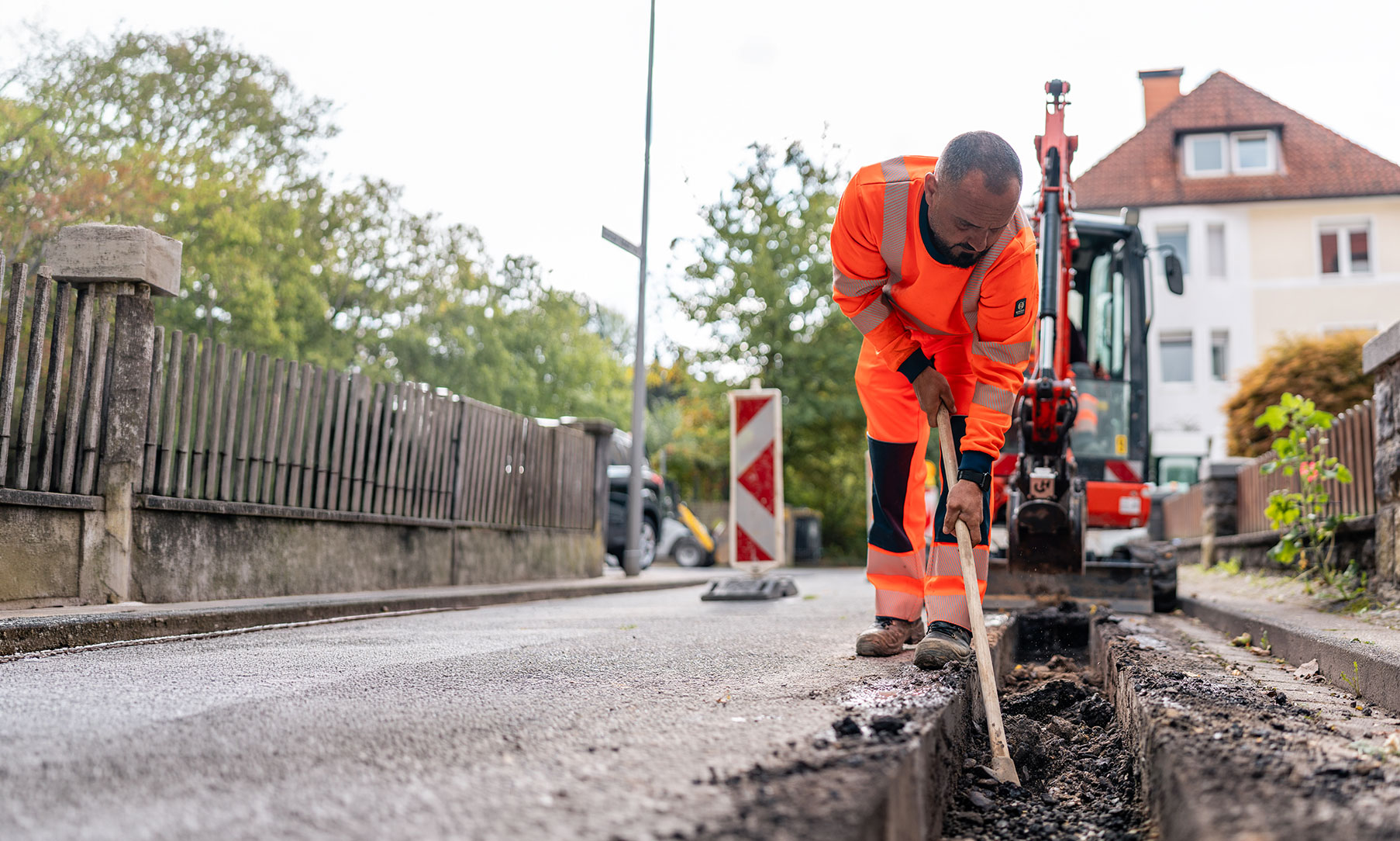 Mitarbeiter von VS Straßenbau bei Grünschnittarbeiten auf der Baustelle