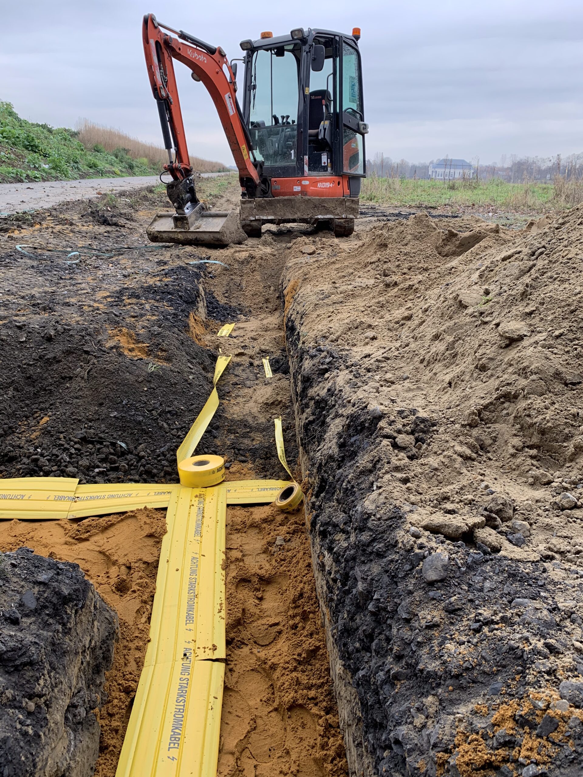 Bagger von VS Straßenbau im Einsatz auf einer Tiefbau-Baustelle