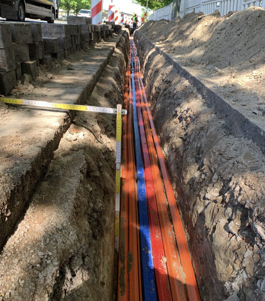 Mitarbeiter von VS Straßenbau bei Verlegearbeiten im Straßenbau