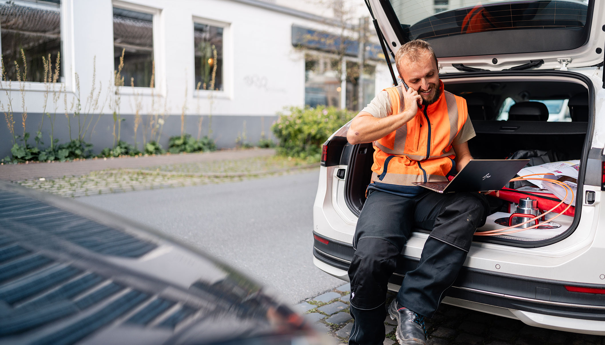 Mitarbeiter von VS Straßenbau bei Netzausbau-Arbeiten vor Ort