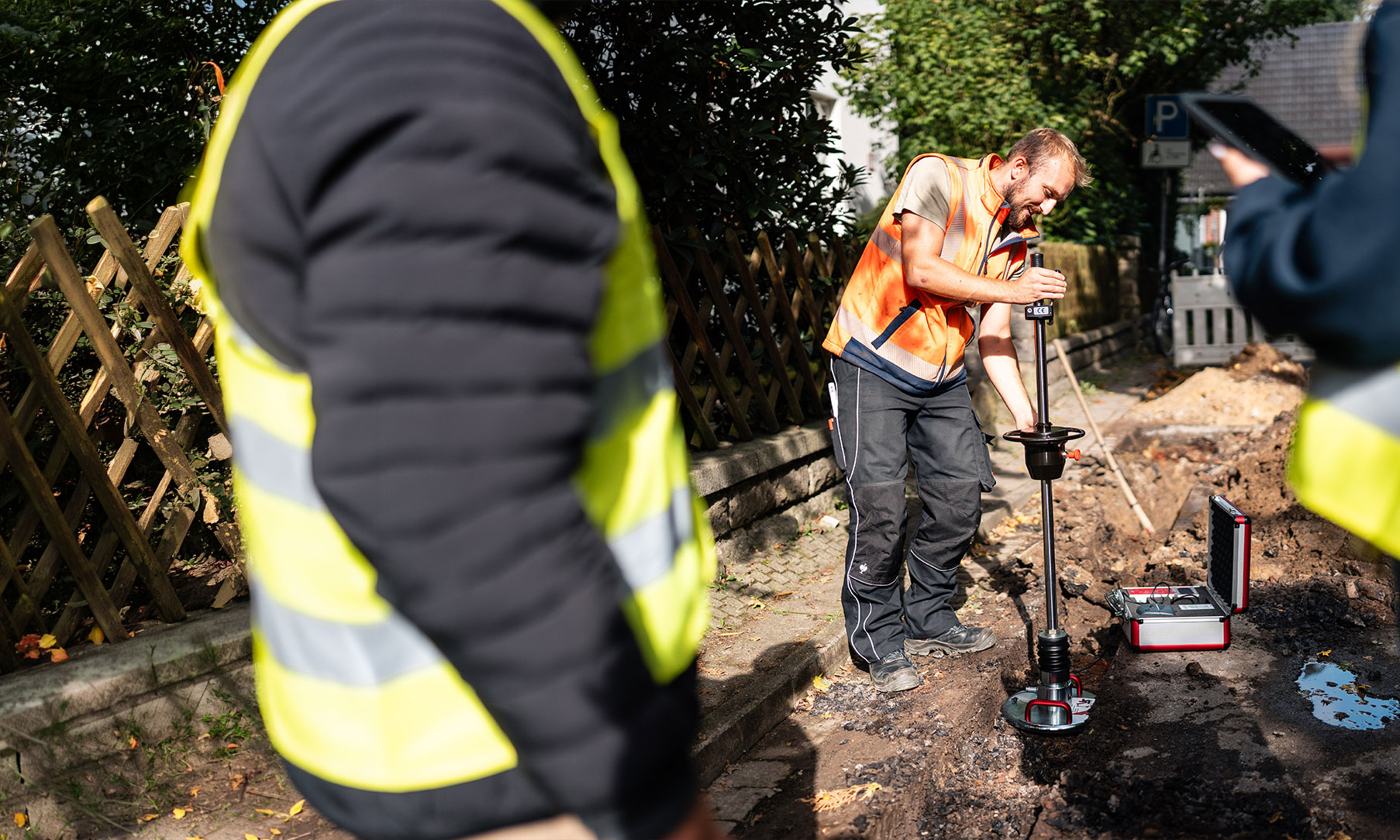 Team von VS Straßenbau bei gemeinsamen Bauarbeiten