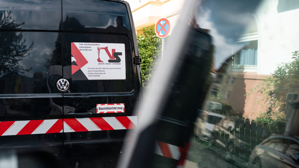 Mitarbeiter von VS Straßenbau bei Baggerarbeiten auf der Baustelle