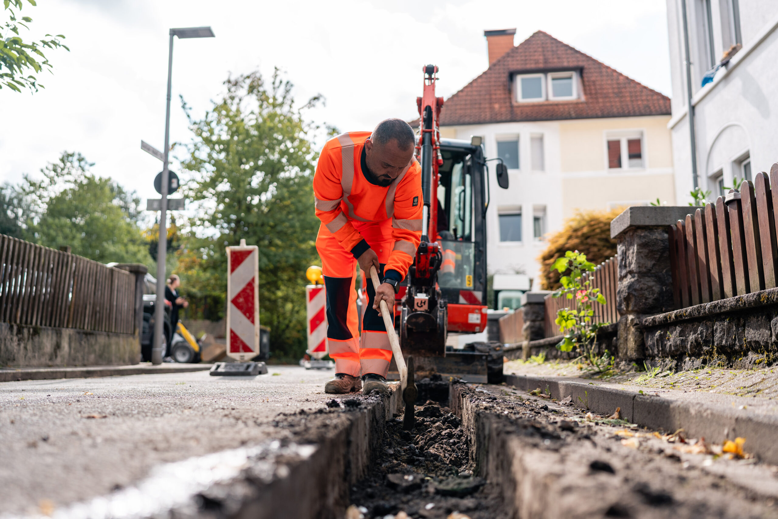 Mitarbeiter von VS Straßenbau bei Verlegearbeiten vor Ort