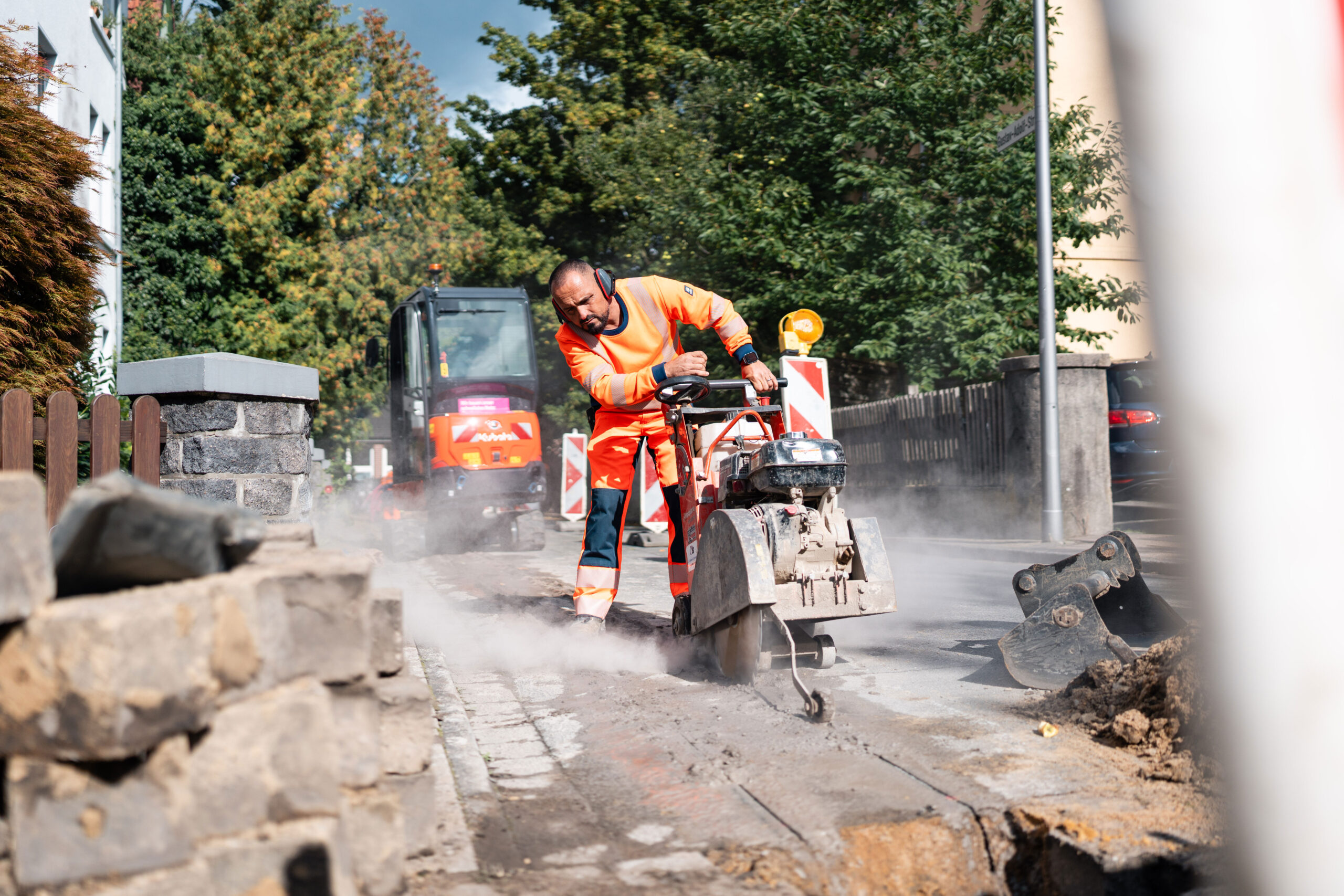 Mitarbeiter von VS Straßenbau bei Kabelarbeiten im Netzausbau