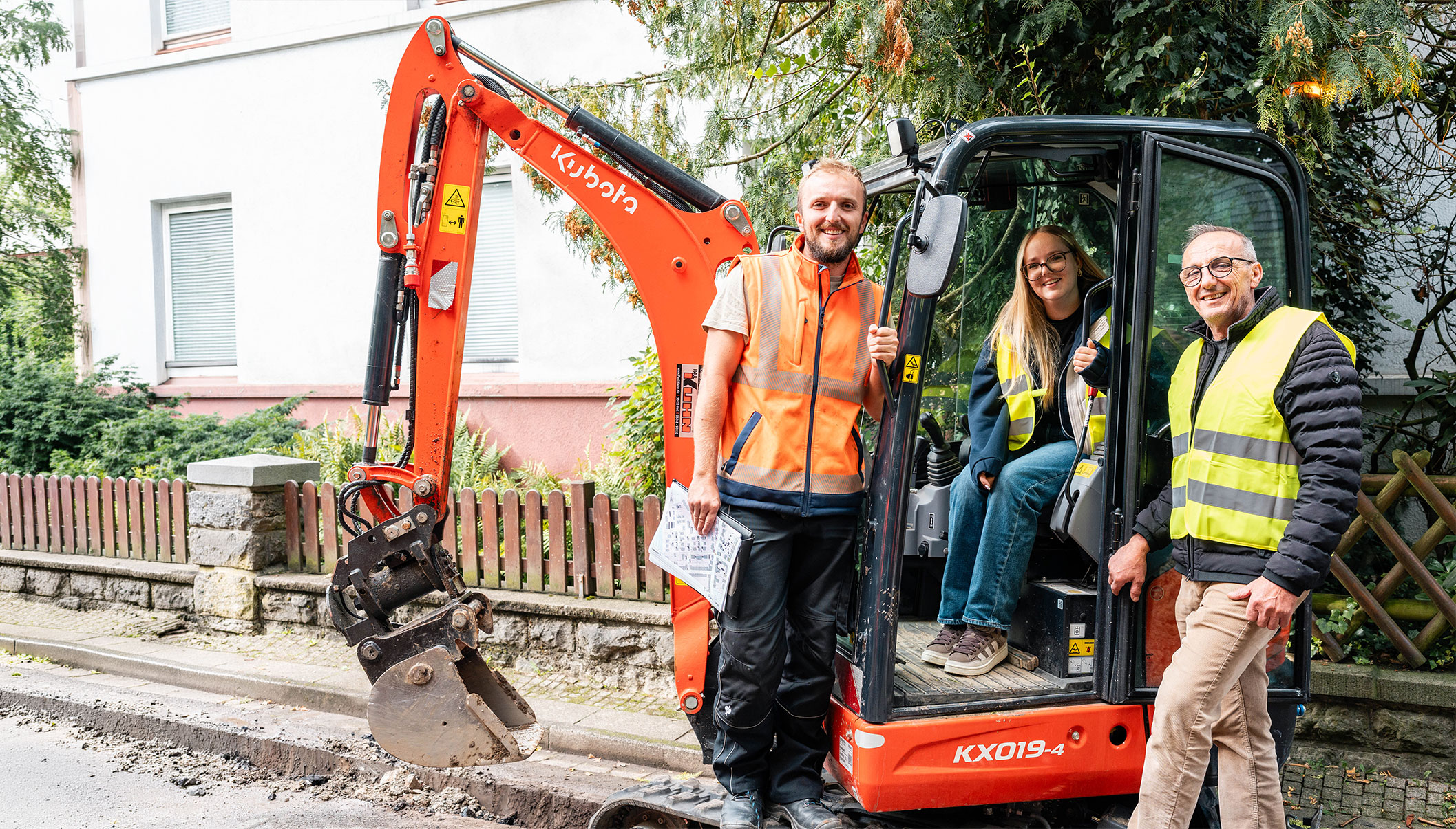VS Straßenbau Team rund um Geschäftsführer Vehbi Shehi und Projektmanager Fitim Shehi bei einer Baustellenbegehung mit einem Kompaktbagger